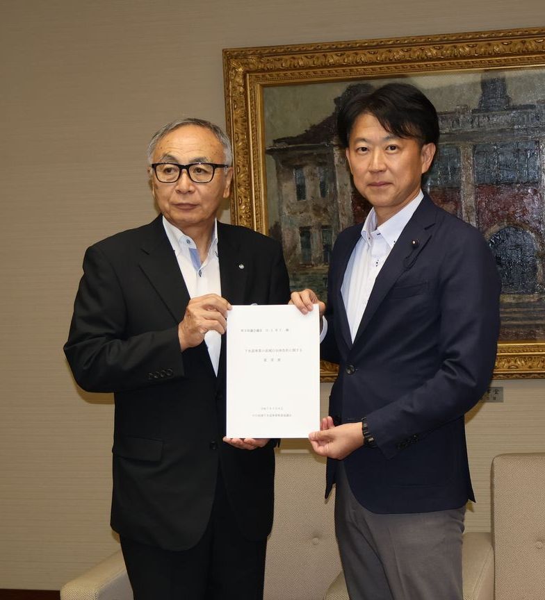 要望書を埼玉県議会議長に渡す