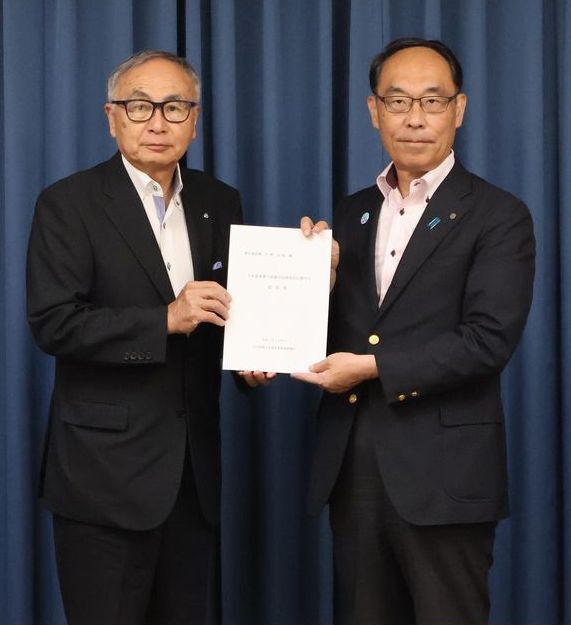 要望書を埼玉県知事に渡す