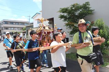 みんなで神輿をかつぐ