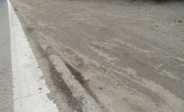畑の土が道路に流出した様子