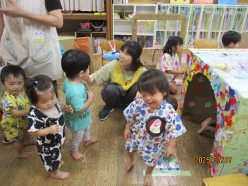 迷路を遊ぶ様子。