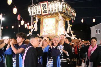 成人神輿の巡行
