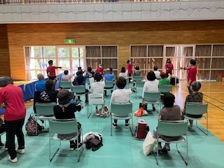 100歳体操実施中の画像