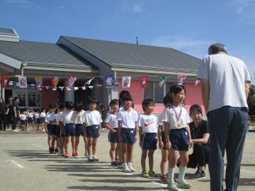 金メダルをもらうこどもたち