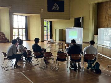 録画した講演会を見ている様子