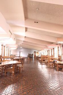 螺旋階段側からのロビー