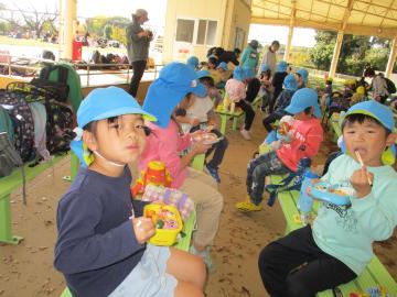 弁当を食べるこどもたち