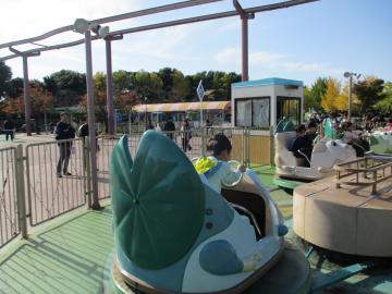 乗り物に乗るこどもたち