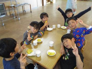 いただいたお芋で作ったスイートポテトを食べるこどもたち