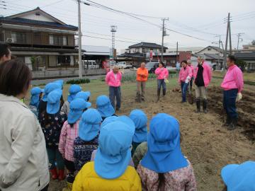 交流みやしろさんに挨拶をするこどもたち。