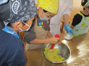 いただいたお芋でスイートポテトを作るこどもたち