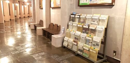 回廊にあるチラシラック