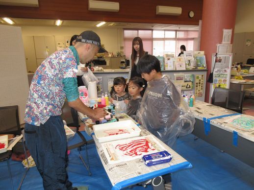 「こどもの居場所で遊ぼう」アート体験の様子1