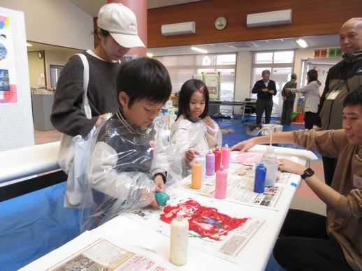 「こどもの居場所で遊ぼう」アート体験の様子2