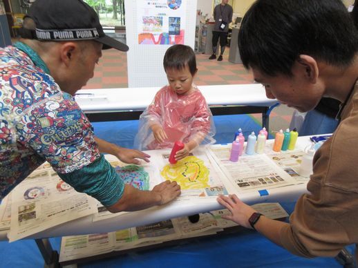 「こどもの居場所で遊ぼう」アート体験の様子3