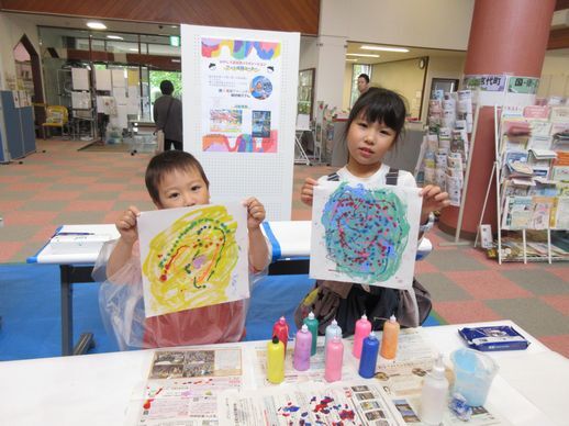 「こどもの居場所」完成した作品を披露する子どもたち