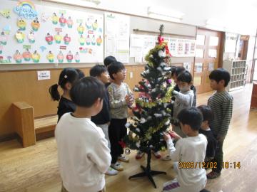 飾りつけをする5歳児クラス