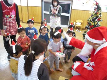 1歳児。サンタさんからプレゼントを貰っている。