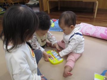 0歳児。玩具で遊ぶ様子。