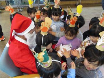 3歳児。サンタさんとふれあう様子。
