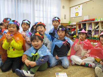 4歳児。プレゼントに喜ぶ様子。