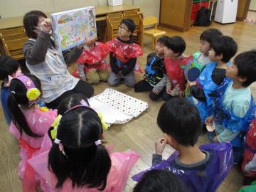 5歳児。プレゼントを開ける様子。