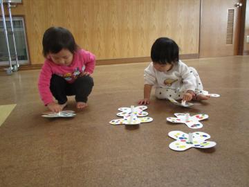 1歳児。独楽遊び。