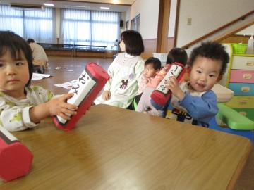 おみくじであそぶ様子。