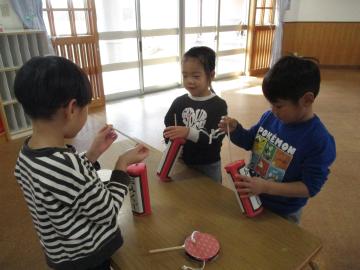 5歳児。おみくじを引く様子。