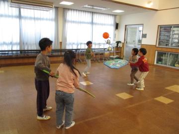 5歳児。羽子板あそび。
