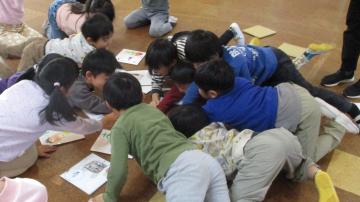 5歳児。カルタ取りをする様子。