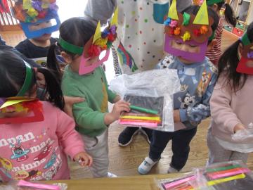 恵方巻セットを貰うこどもたち。