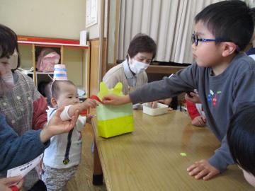 恵方巻を受け取っている