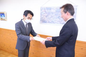 改善報告書を提出する六花施設長