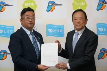 岩﨑アドバイザーへ委嘱状交付