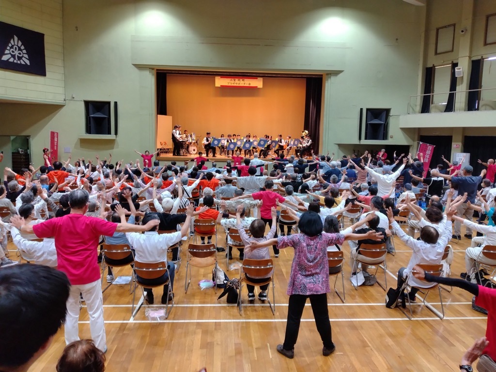 日本工業大学吹奏楽団の生演奏に合わせたキラキラ体操の様子
