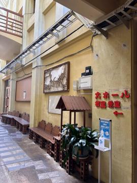 進修館大ホールの入口