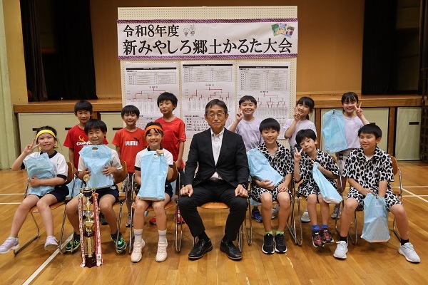 中学年の部 入賞チームの集合写真