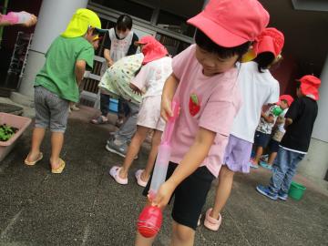 ヨーヨーを膨らませている様子
