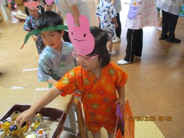 的当ての景品(宝石)を選ぶ様子。