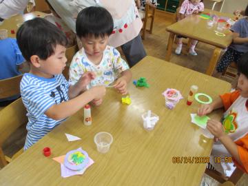 縁日のお土産をきらきらとぴかぴかで作る様子