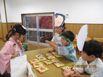 輪投げの景品(お菓子)をもらう様子。