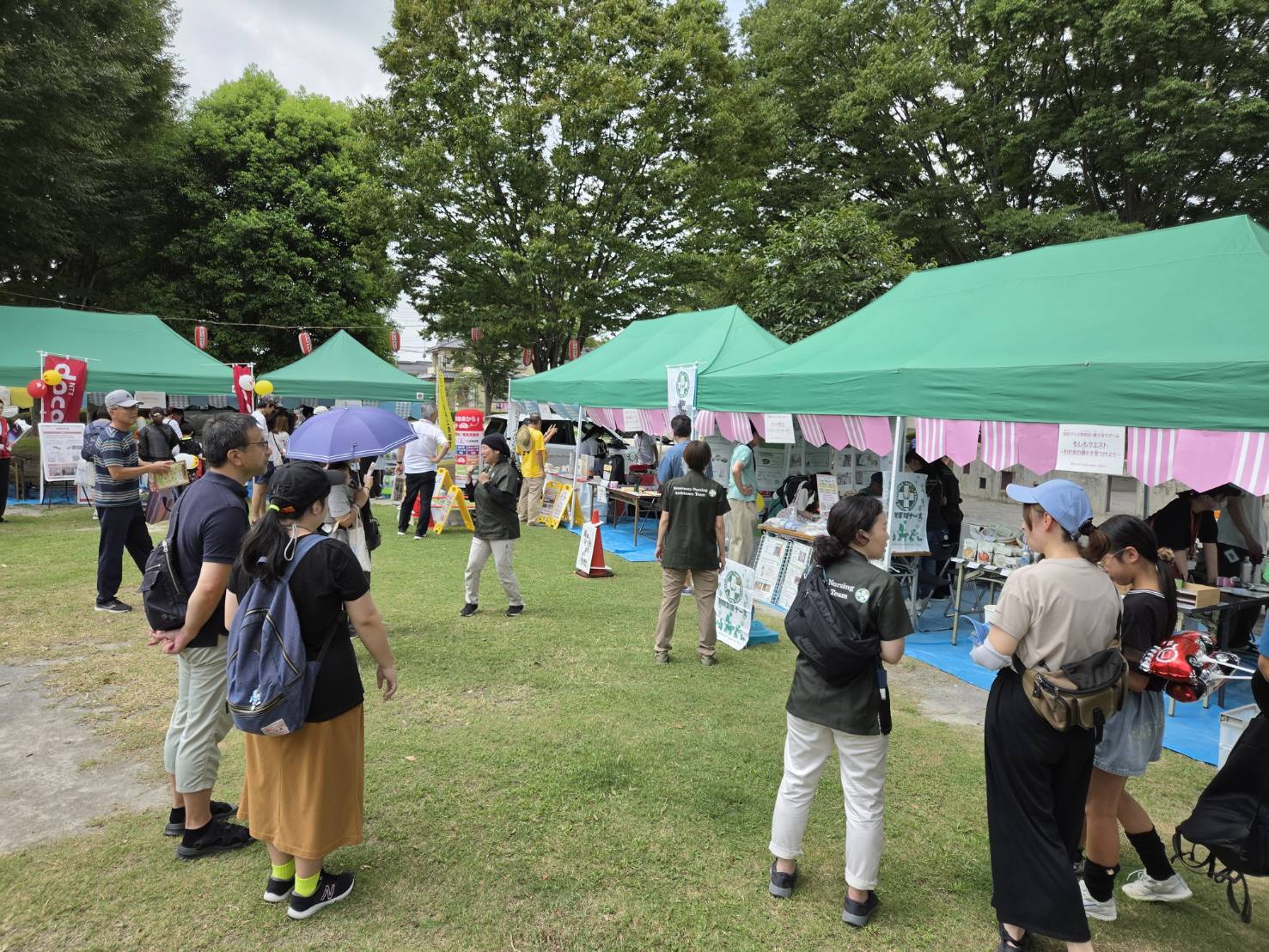 出展ブースに人が集まる様子